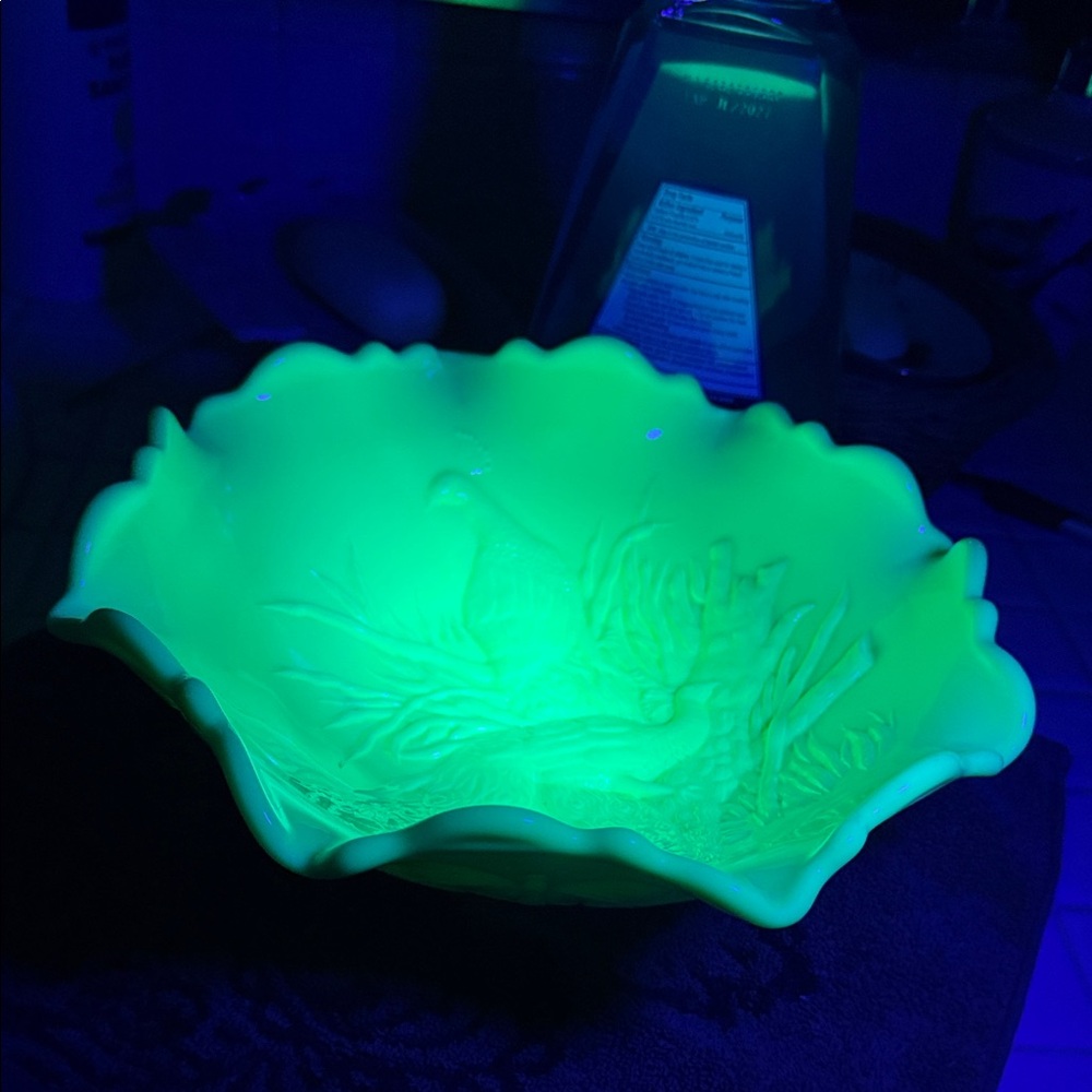 Vintage Westmoreland peacocks uranium bowl 10”